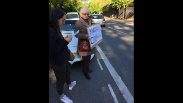 朱迪絲·希普頓女士和她的孫女加入抗議