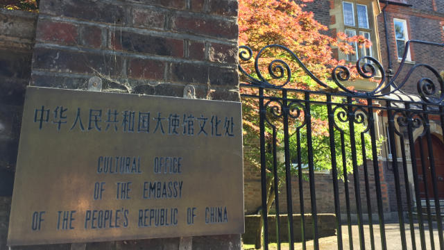 抗議期間，中國大使館文化處的大門一直鎖著（所有圖片由露絲·英格拉姆提供）