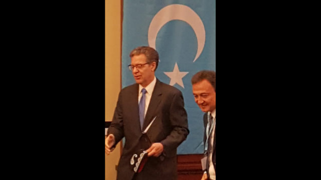 美國國際宗教自由無任所大使薩姆·布朗巴克（左）和世界維吾爾代表大會主席多里坤·艾沙先生
