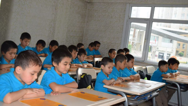 維吾爾兒童在伊斯坦布爾學習自己的語言，他們大多是「孤兒」。