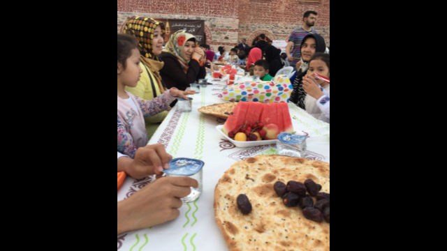 參加慶祝活動的維吾爾婦女兒童當中，很多人是寡婦、孤兒