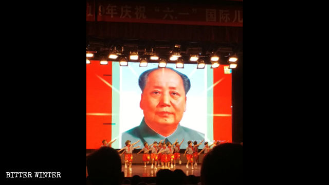 孩子們在毛澤東像前表演「紅色」節目