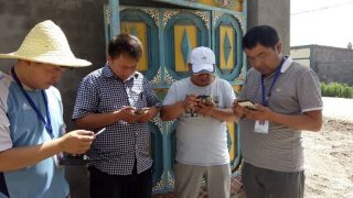 新疆一駐村工作隊在使用新疆入戶走訪app（網絡圖片）