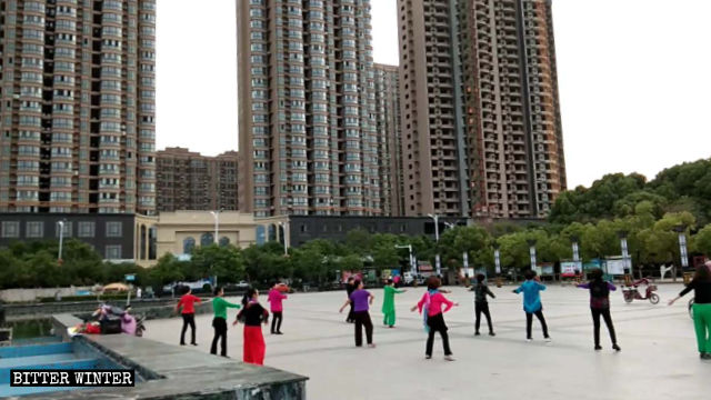 河南省民眾在跳「唸佛健身操」