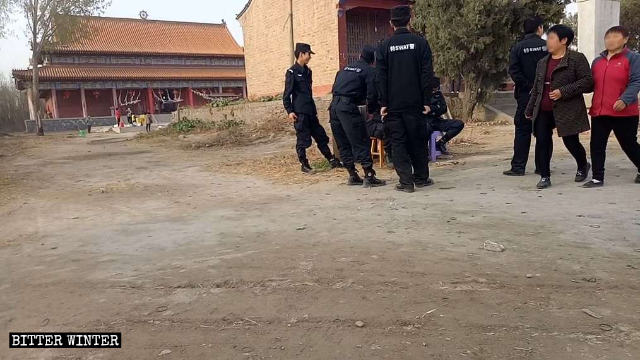 警察在古靈山寺前把守