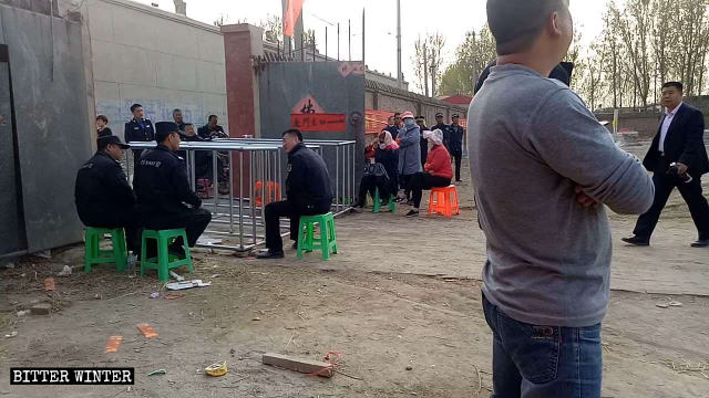 警察在古靈山寺門口設置鐵欄杆，限制民眾進行正常的宗教活動