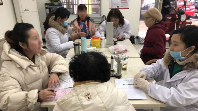 醫生正在詢問病人(網絡圖片) 醫生正在詢問病人(網絡圖片)