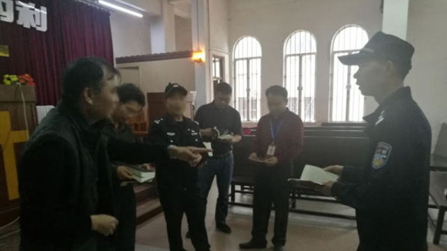 宗教局人員與警察一起檢查宗教場所(網絡圖片) 宗教局人員與警察一起檢查宗教場所(網絡圖片)