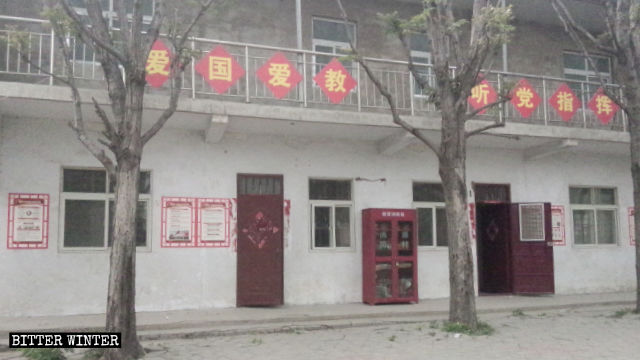 教堂外的欄杆上掛著「愛國愛教,聽黨指揮」八個大字 教堂外的欄杆上掛著「愛國愛教,聽黨指揮」八個大字