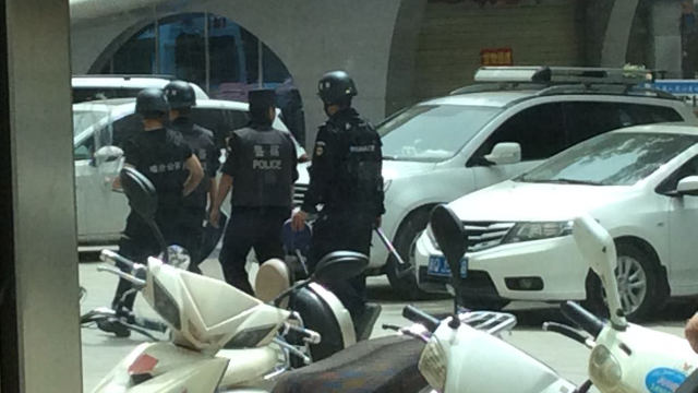 警察在烏魯木齊街頭巡邏。
