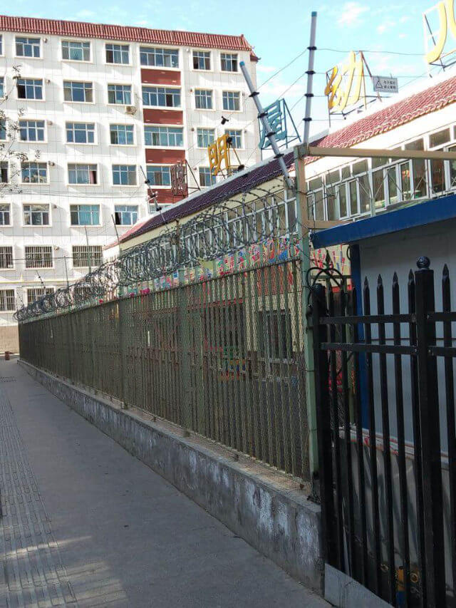 看起來非常像監獄的新疆學校。照片由一名意大利遊客提供。