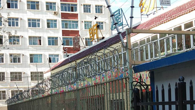 看起來非常像監獄的新疆學校（由一名意大利遊客提供）