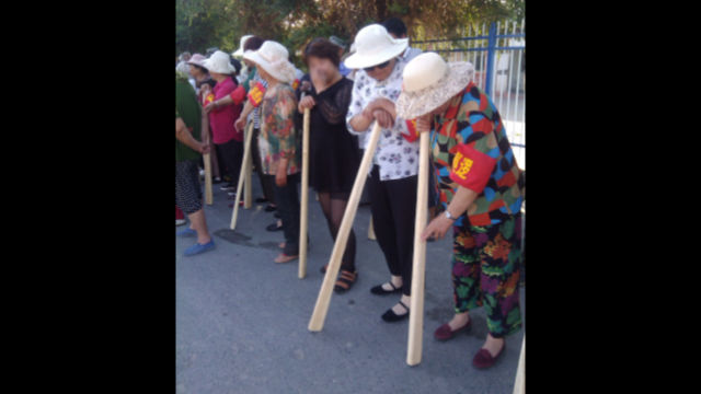 新疆某地民眾手持木棒參與反恐演練（知情人提供）