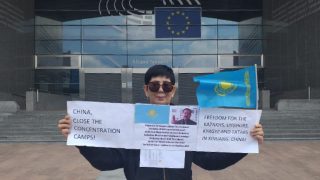歐洲議會大廈前一個哈薩克人的示威　呼籲自由和正義