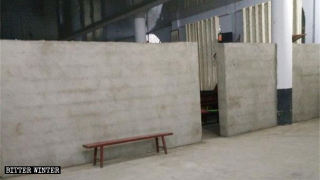 教堂一樓大廳內砌了一道牆,以減小教堂面積 教堂一樓大廳內砌了一道牆,以減小教堂面積