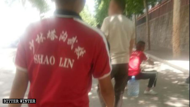 新校服上已經沒有寺字 新校服上已經沒有寺字