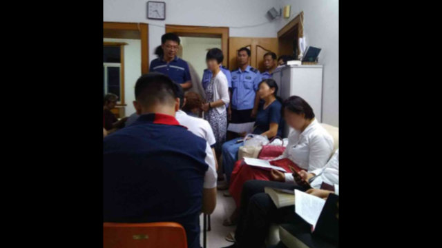 警察闖入聚會點,勒令信徒解散(知情人提供) 警察闖入聚會點,勒令信徒解散(知情人提供)