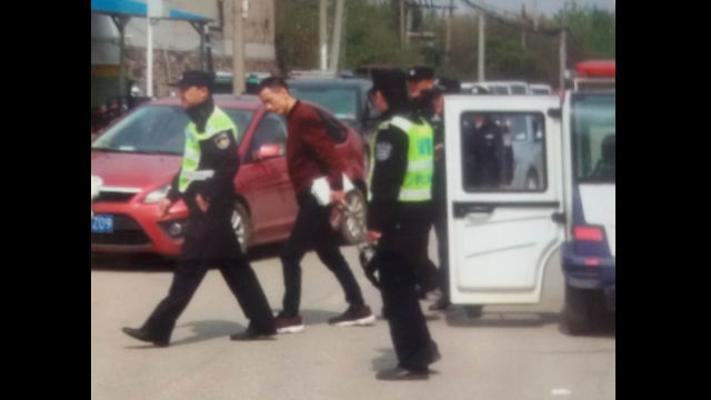 該教會一名信徒因發放福音單張被警察帶走(微信圖片) 該教會一名信徒因發放福音單張被警察帶走(微信圖片)