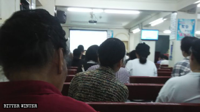 福州一處家庭教會聚會點被取締前,信徒正在聚會 福州一處家庭教會聚會點被取締前,信徒正在聚會
