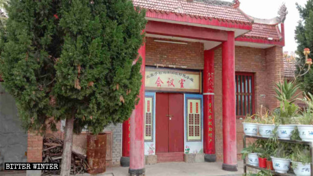 北寨子村關帝廟塑像被封，並被貼上「村民小組會議室」的牌子