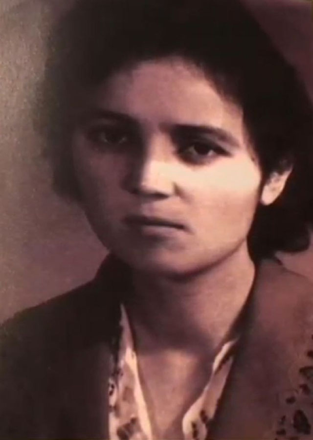 蘇雲古麗年輕時的照片，攝於1963年，在新疆醫科大學就讀期間