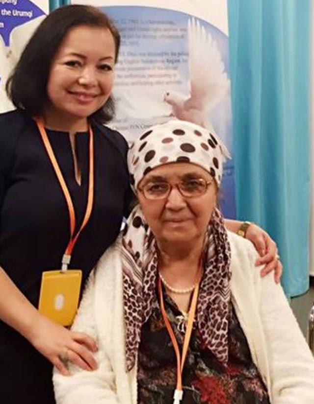《淚水浸透的土地》的作者蘇雲古麗與該書英文譯者海外維吾爾作家兼音樂家拉希米·馬赫穆德的合影