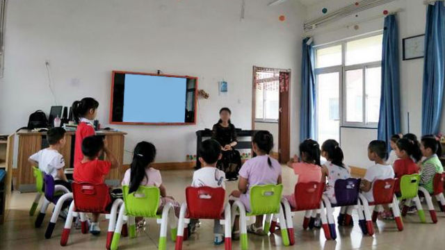 幼兒園老師正在上課（網絡圖片）