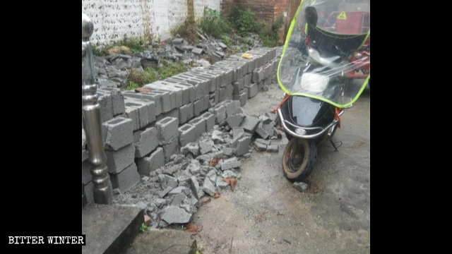 6月，吉安市一老地方教會聚會點新建的圍牆被政府人員拆毀