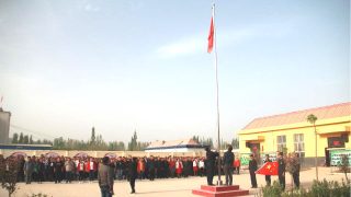 新疆某地政府組織民眾升國旗（網絡圖片）