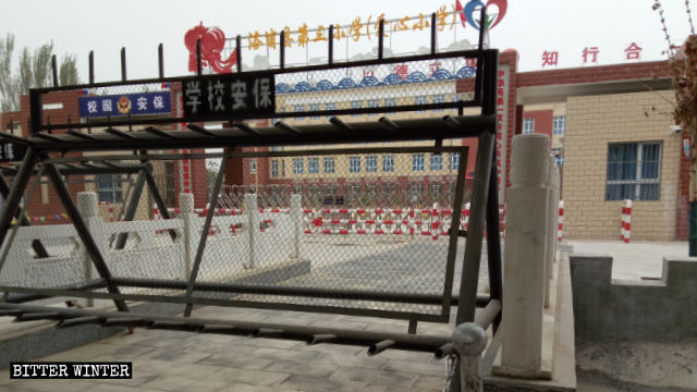 洛浦縣一所用來收容維吾爾兒童的學校，門禁森嚴