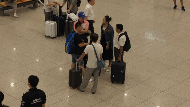 賈志剛與妻子在仁川機場為岳父和妻弟接機（知情人提供）