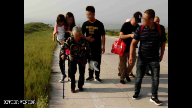 一位白髮老人只好拄著拐艱難上山去朝聖地 一位白髮老人只好拄著拐艱難上山去朝聖地