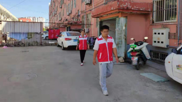 山東省某地網格員正在社區巡邏(網絡圖片) 山東省某地網格員正在社區巡邏(網絡圖片)