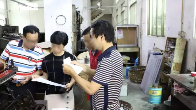 廣東某地政府人員在一印刷廠檢查出版物（網絡圖片）