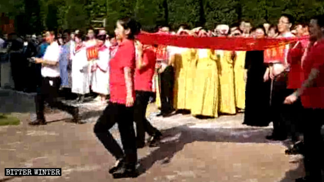 比賽前各地代表隊在教堂前舉行升旗儀式 比賽前各地代表隊在教堂前舉行升旗儀式