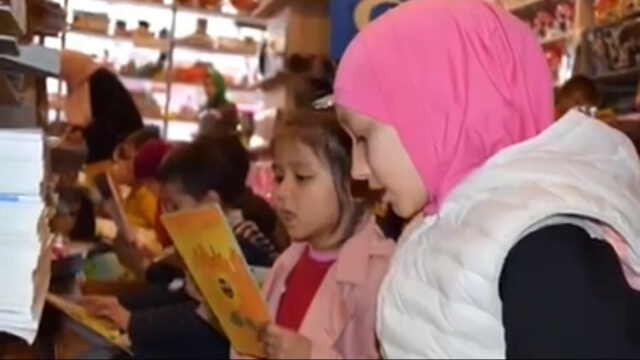 希拉伊的學生在參觀他在伊斯坦布爾開的書店。