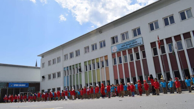 今年入學的小學生特別多，學校現在不得不租用當地一所土耳其學校的部分樓房。