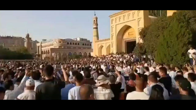漢族遊客在艾提尕爾清真寺前欣賞假「聖舞」。
