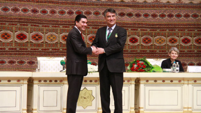 塔西甫拉提·特依拜教授（右）接受土庫曼斯坦總統別爾德穆哈梅多夫（左）的頒獎（網絡圖片）