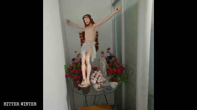 聖像被丟棄在一小屋內