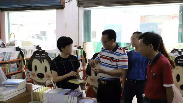 廣東某地政府人員在一書店裡檢查出版物（網絡圖片）