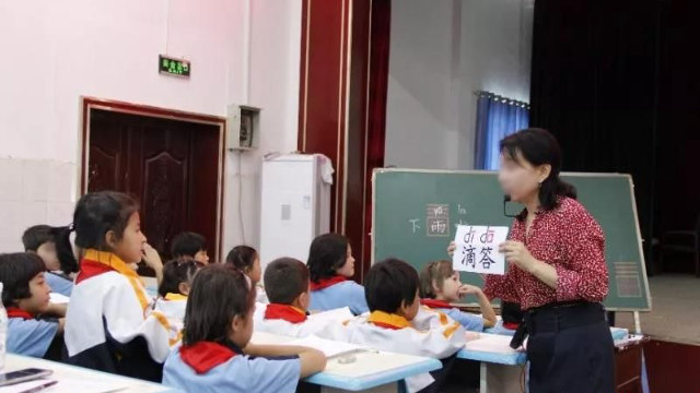 新疆某小學一名老師正在教漢語（網絡圖片）