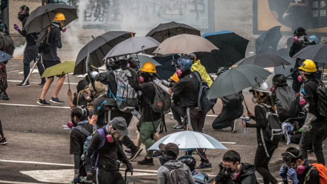 香港抗議者和記者需要面罩和雨傘以抵禦警察的催淚彈襲擊（Studio Incendo - CC BY 2.0）