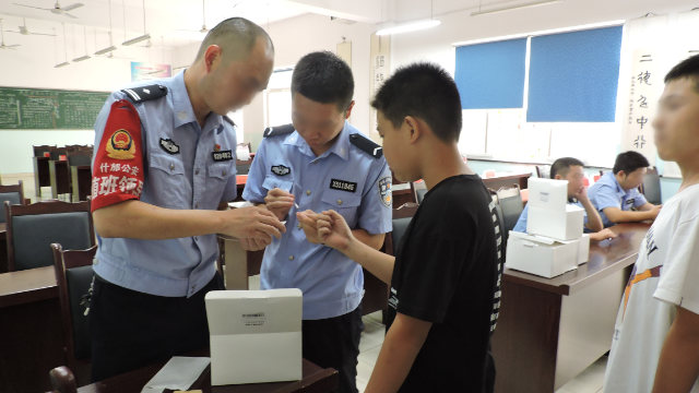 什邡市公安在一所初中採集學生DNA樣本(網絡圖片) 什邡市公安在一所初中採集學生DNA樣本(網絡圖片)