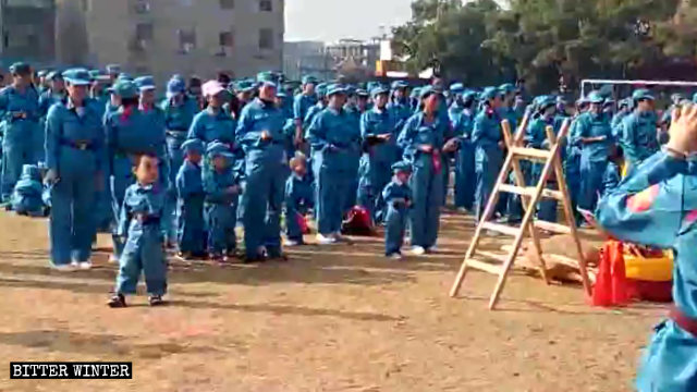 孩子與父母被要求穿上軍裝參加「紅軍長征」親子活動 兩歲兒童哭著聽 中小學生聽著煩 孩子成長期遭紅色教育包圍灌輸