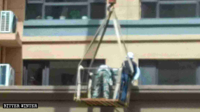 執法人員正在拆除電視天線 執法人員正在拆除電視天線