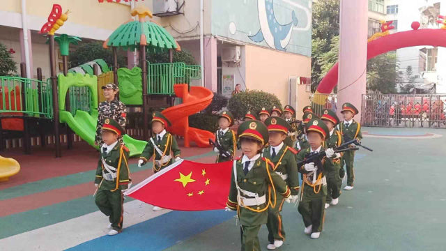 江西省一幼兒園舉行升旗儀式(知情人提供) 兩歲兒童哭著聽 中小學生聽著煩 孩子成長期遭紅色教育包圍灌輸