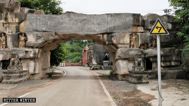 門口上的「墊江大佛寺」字樣被塗抹 門口上的「墊江大佛寺」字樣被塗抹