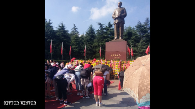 韶山市毛澤東銅像廣場前遊客在參拜