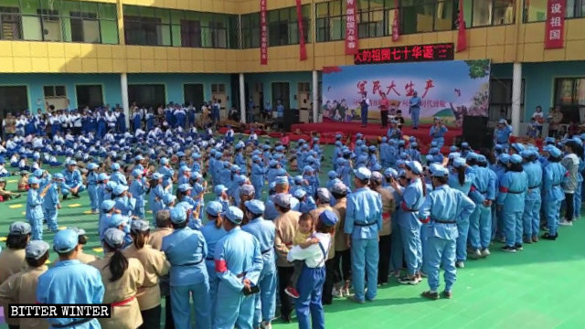 9月29日，河南省長葛市一幼兒園的孩子與家長也被要求參加愛國親子活動